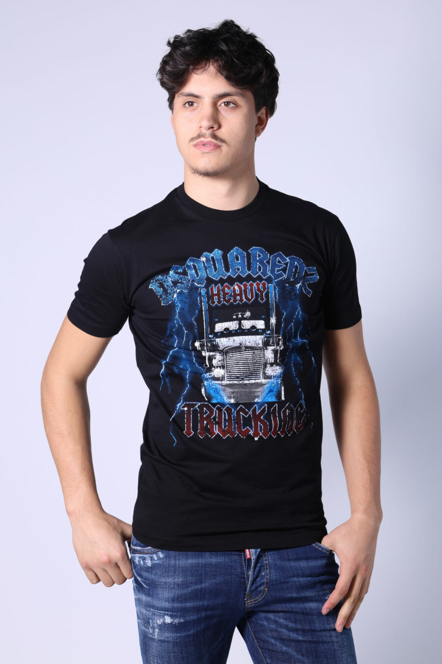 T-shirt preta com logótipo gótico azul e vermelho maxi - Untitled Catalog 05341