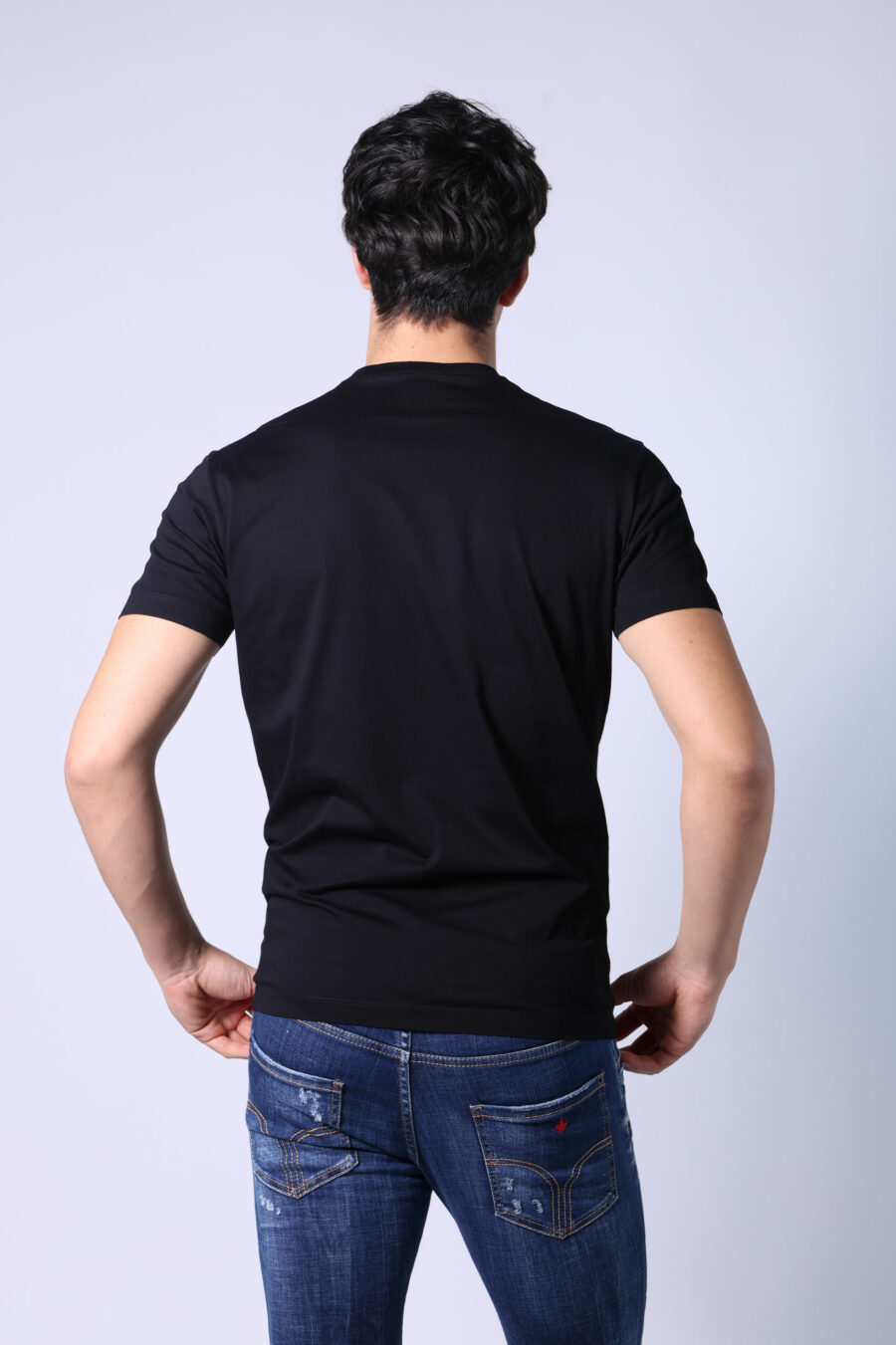 T-shirt preta com logótipo gótico azul e vermelho maxi - Untitled Catalog 05343