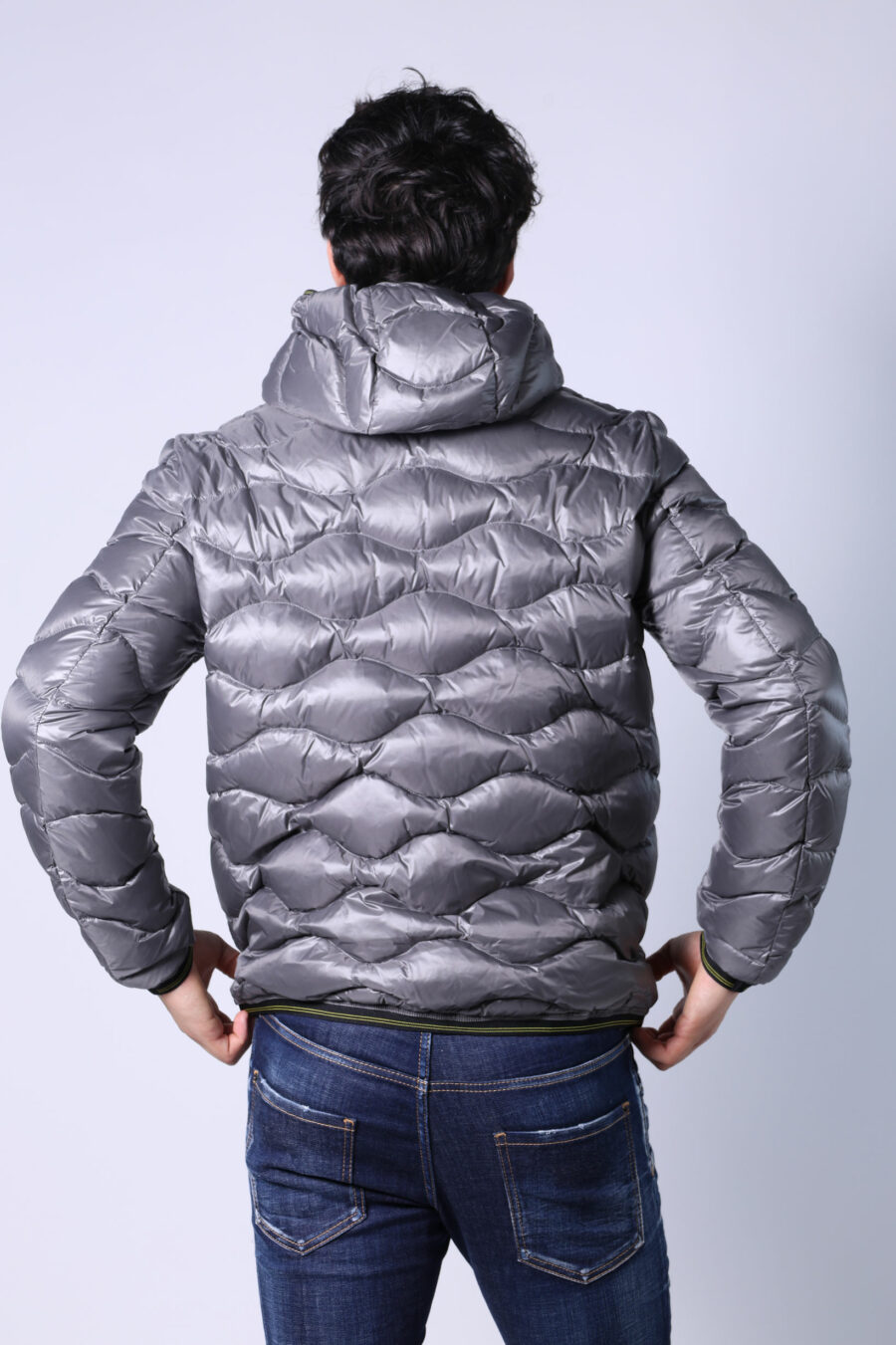 Veste à capuche grise avec lignes ondulées et patch logo - Untitled Catalog 05364