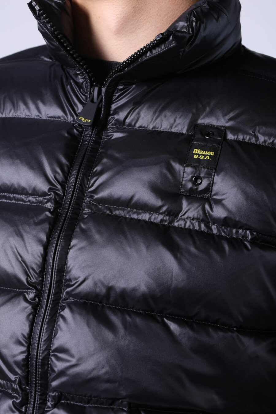 Chaleco negro con capucha y lineas rectas con interior beige - Untitled Catalog 05384