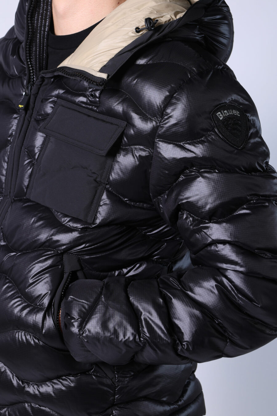 Casaco com capuz preto com linhas onduladas e forro bege - Untitled Catalog 05515