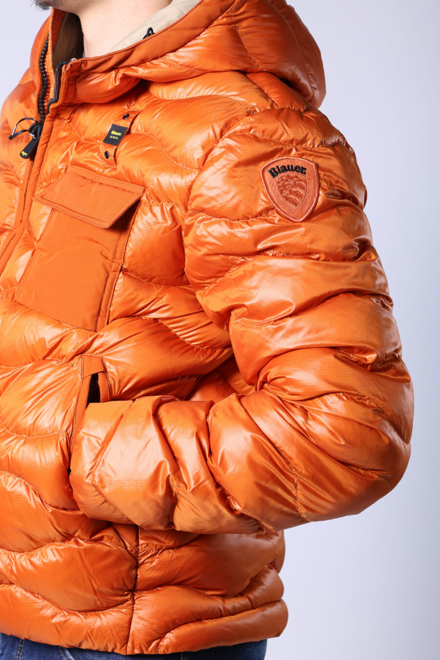 Orangefarbene Kapuzenpulli-Jacke mit Wellenlinien und beigem Futter - Untitled Catalog 05595