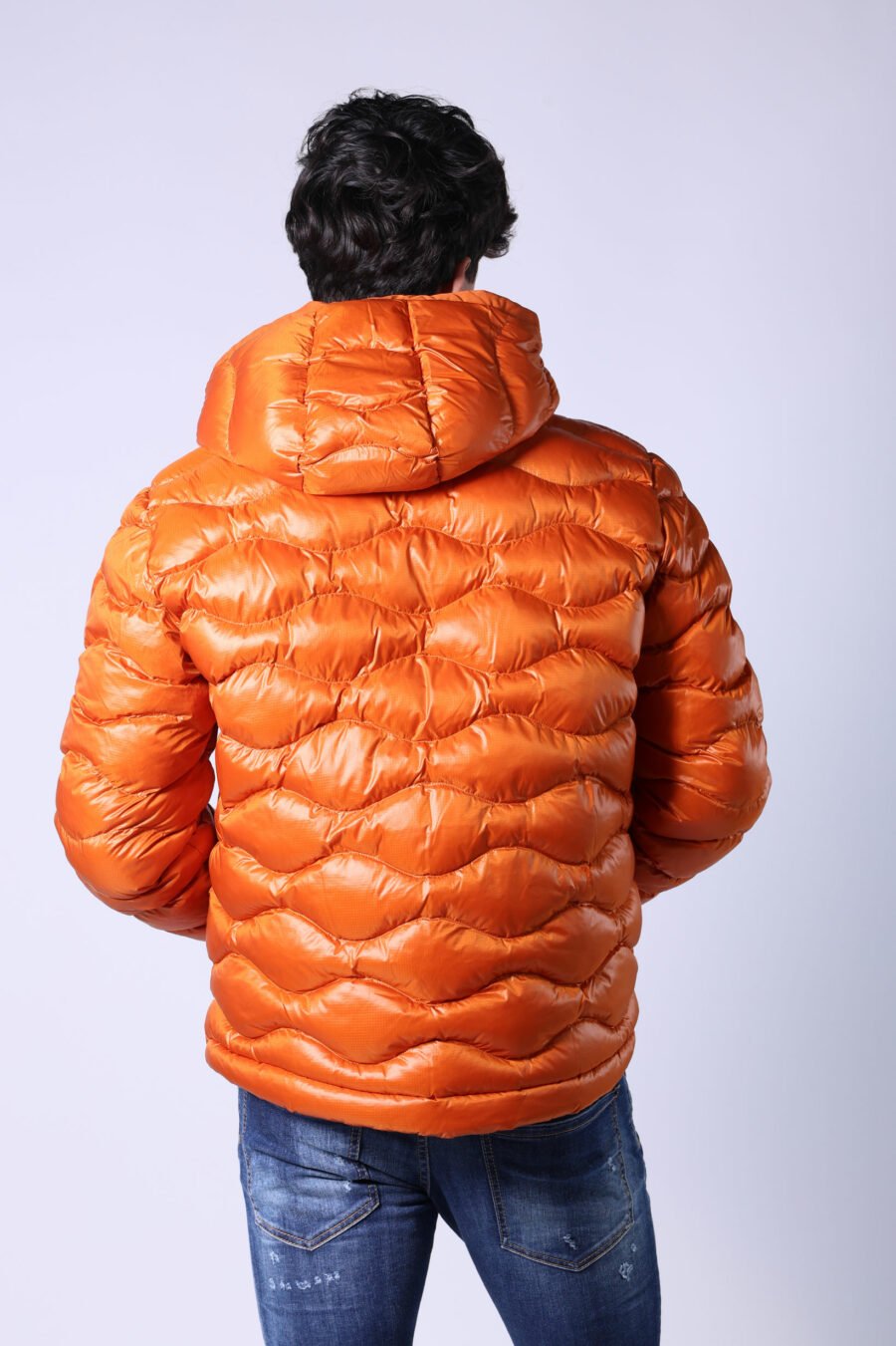 Orangefarbene Kapuzenpulli-Jacke mit Wellenlinien und beigem Futter - Untitled Catalog 05596