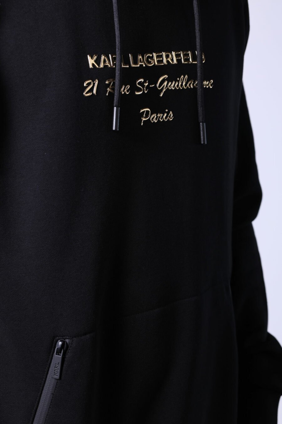 Sweat à capuche noir avec logo "rue st guillaume" en lettres dorées - Untitled Catalog 05729