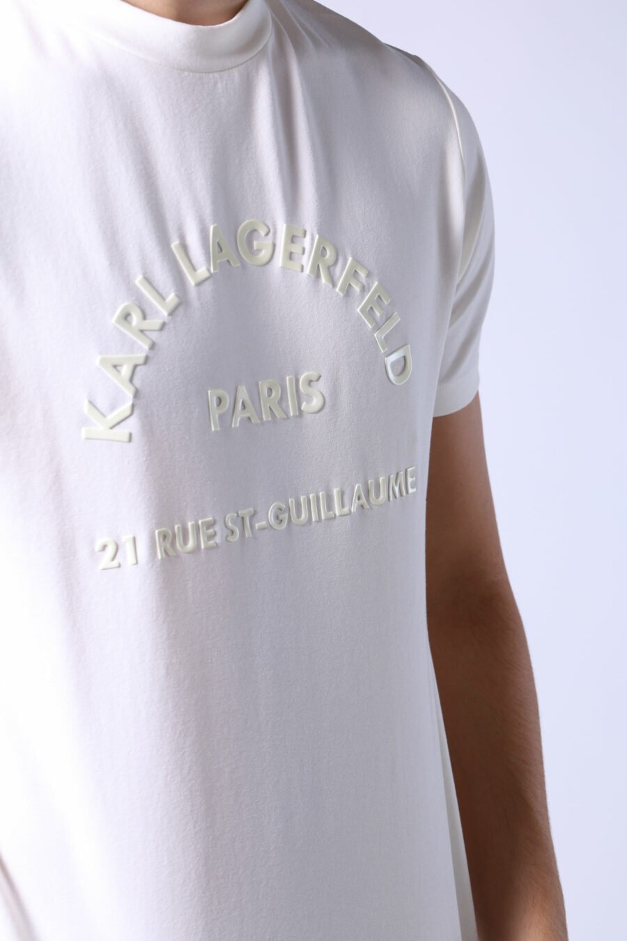 Camiseta blanca con maxilogo monocromático "rue st guillaume" - Untitled Catalog 05761