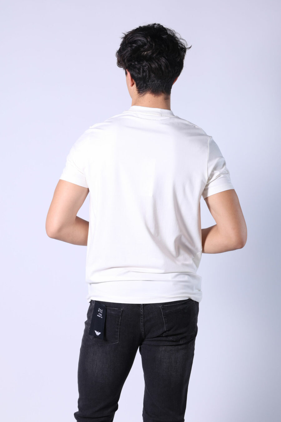 Camiseta blanca con maxilogo monocromático "rue st guillaume" - Untitled Catalog 05762