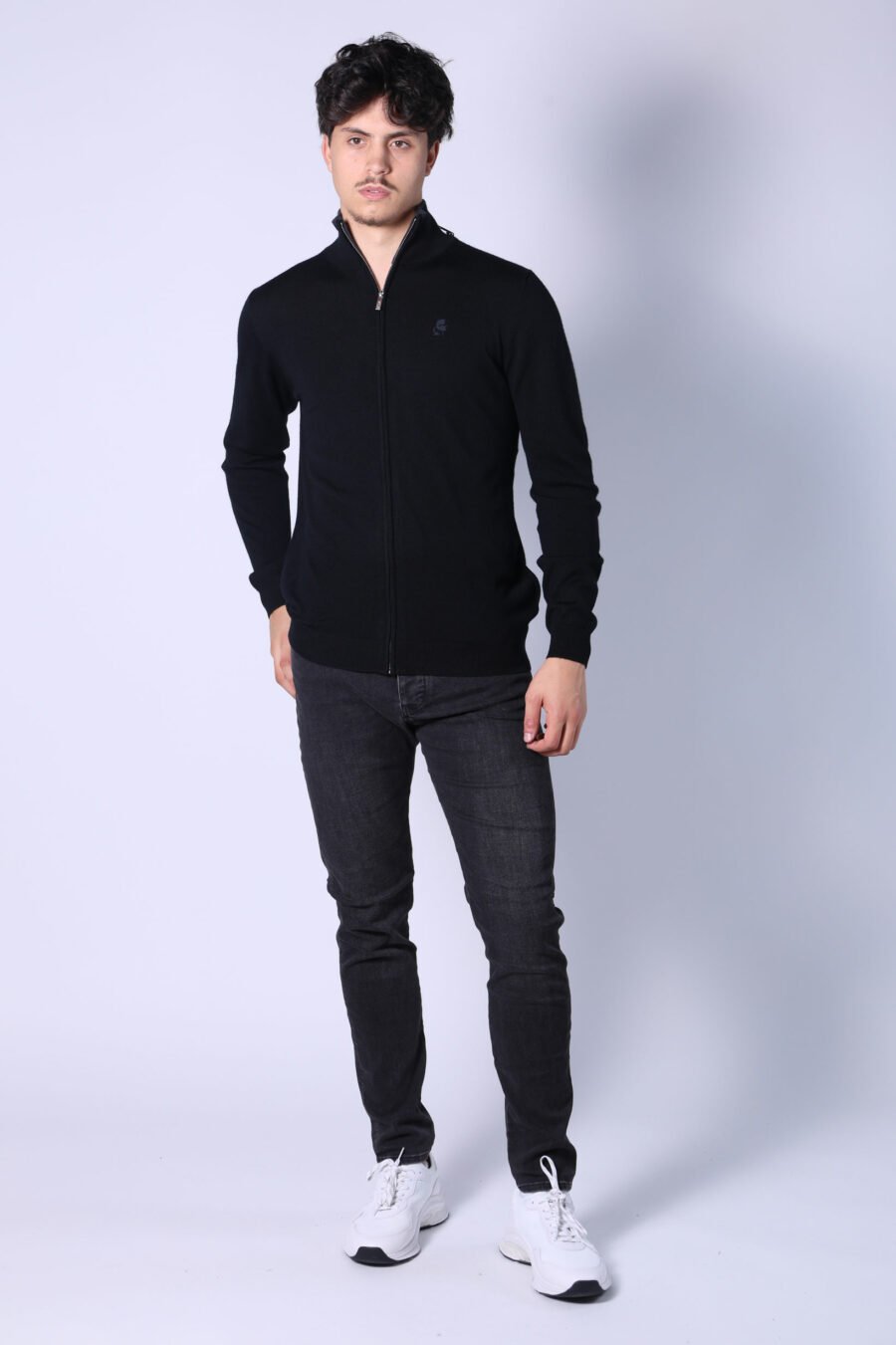 Schwarzes Sweatshirt mit Reißverschluss und monochromem Minilogo - Untitled Catalog 05787