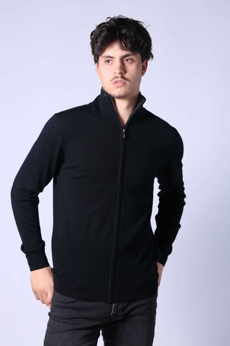 Schwarzes Sweatshirt mit Reißverschluss und monochromem Minilogo - Untitled Catalog 05788