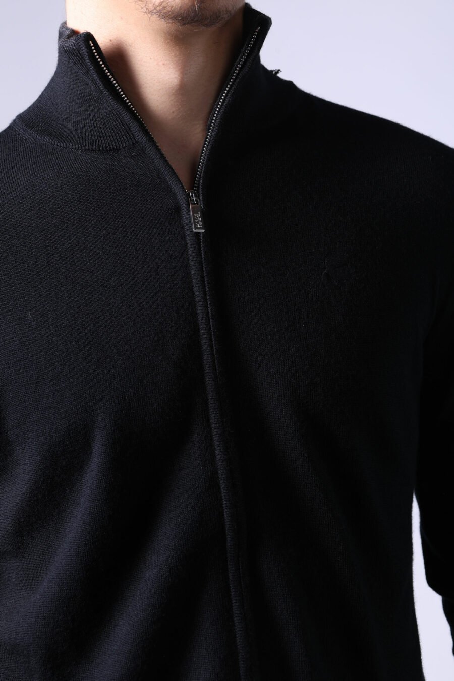 Schwarzes Sweatshirt mit Reißverschluss und monochromem Minilogo - Untitled Catalog 05789