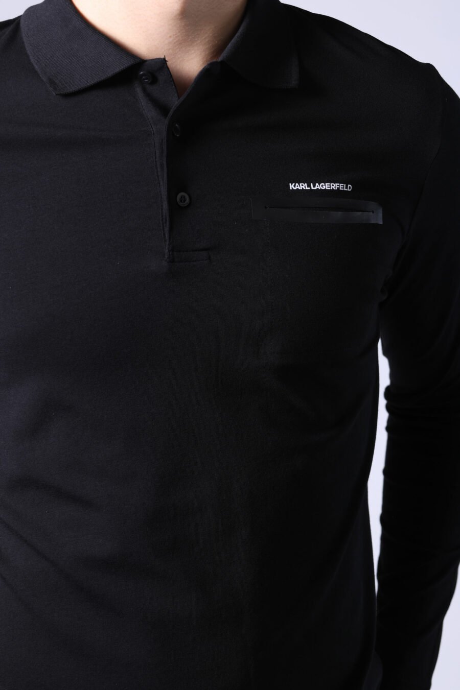 Langärmeliges schwarzes Poloshirt mit Tasche - Untitled Catalog 05794