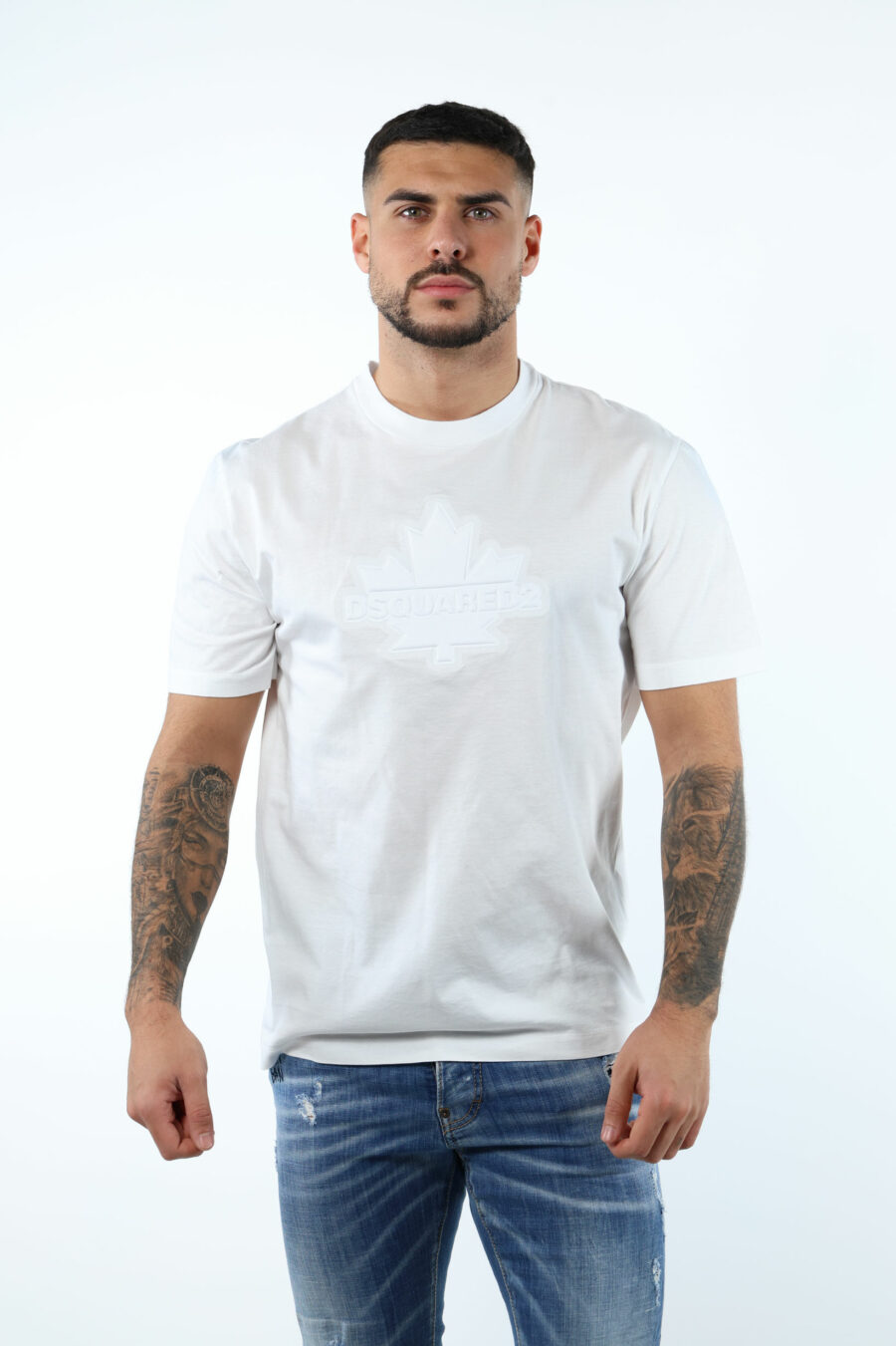 Camiseta blanca con maxilogo hoja monocromático en relieve - 106619