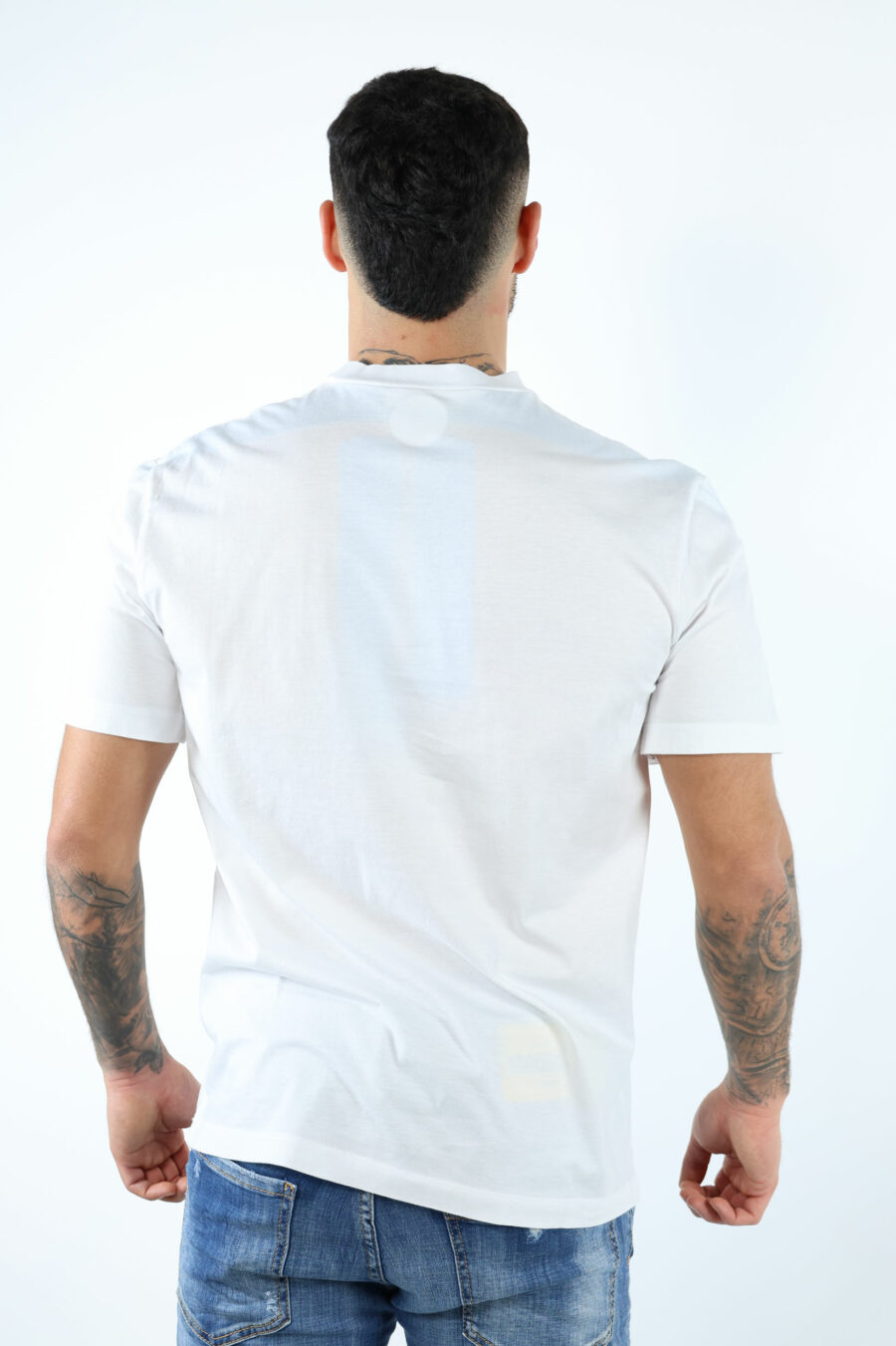 Camiseta blanca con maxilogo hoja monocromático en relieve - 106621