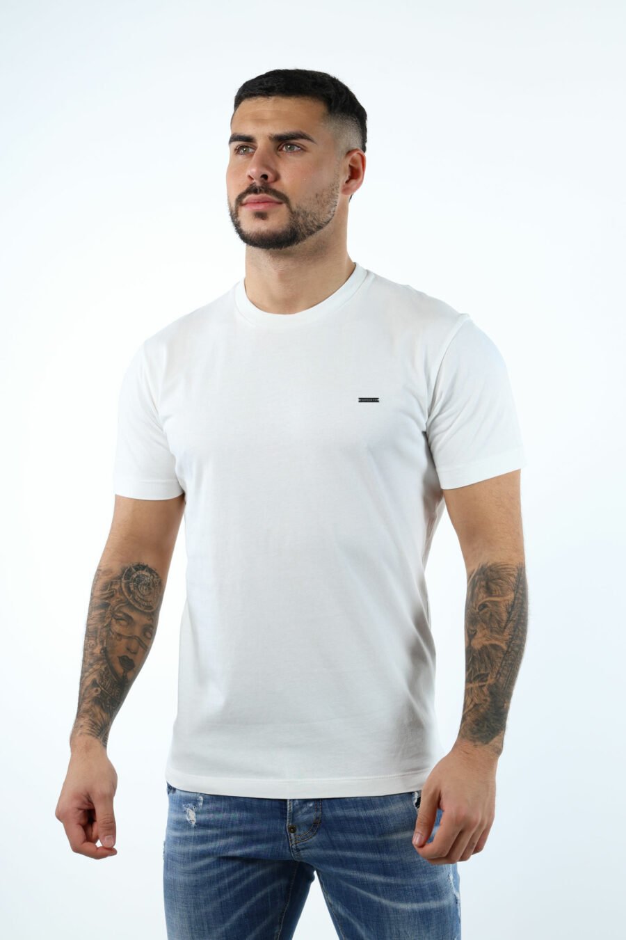 Camiseta blanca con logo en placa pequeña - 106638
