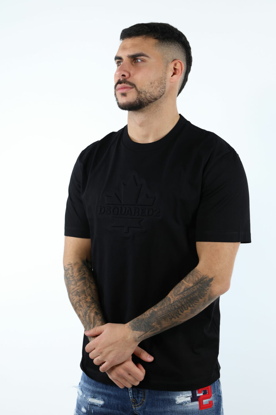 Camiseta negra con maxilogo hoja monocromático en relieve - 106857