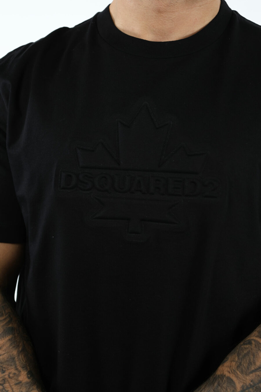 Black T-shirt with monochrome embossed leaf maxi logo - 106858