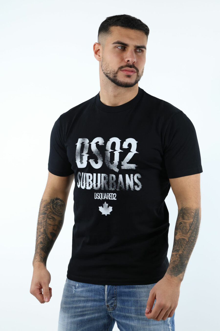 Camiseta negra con maxilogo "suburbans" blanco - 106888