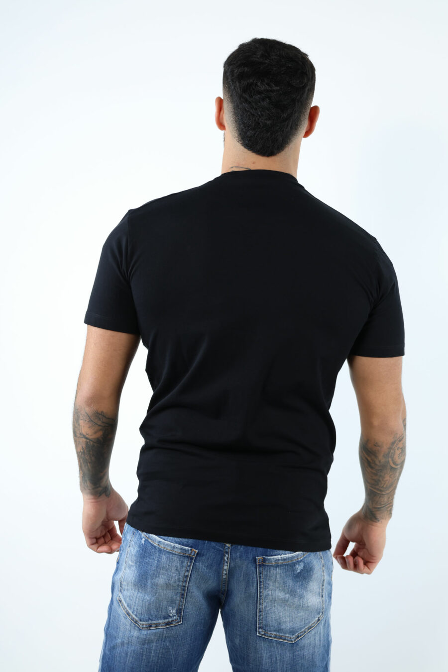 Camiseta negra con maxilogo "suburbans" blanco - 106890