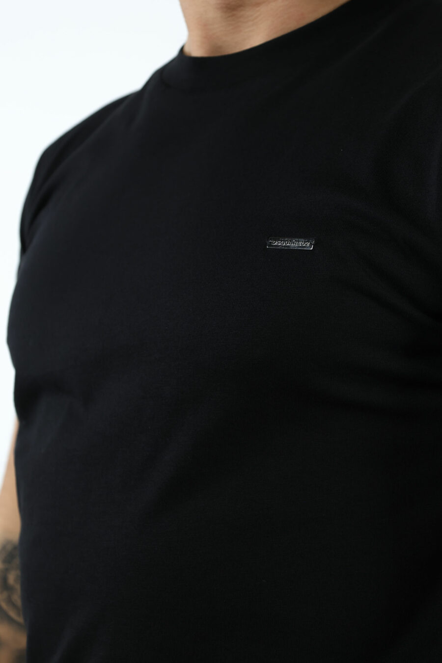 Camiseta negra con logo en placa pequeña - 106900