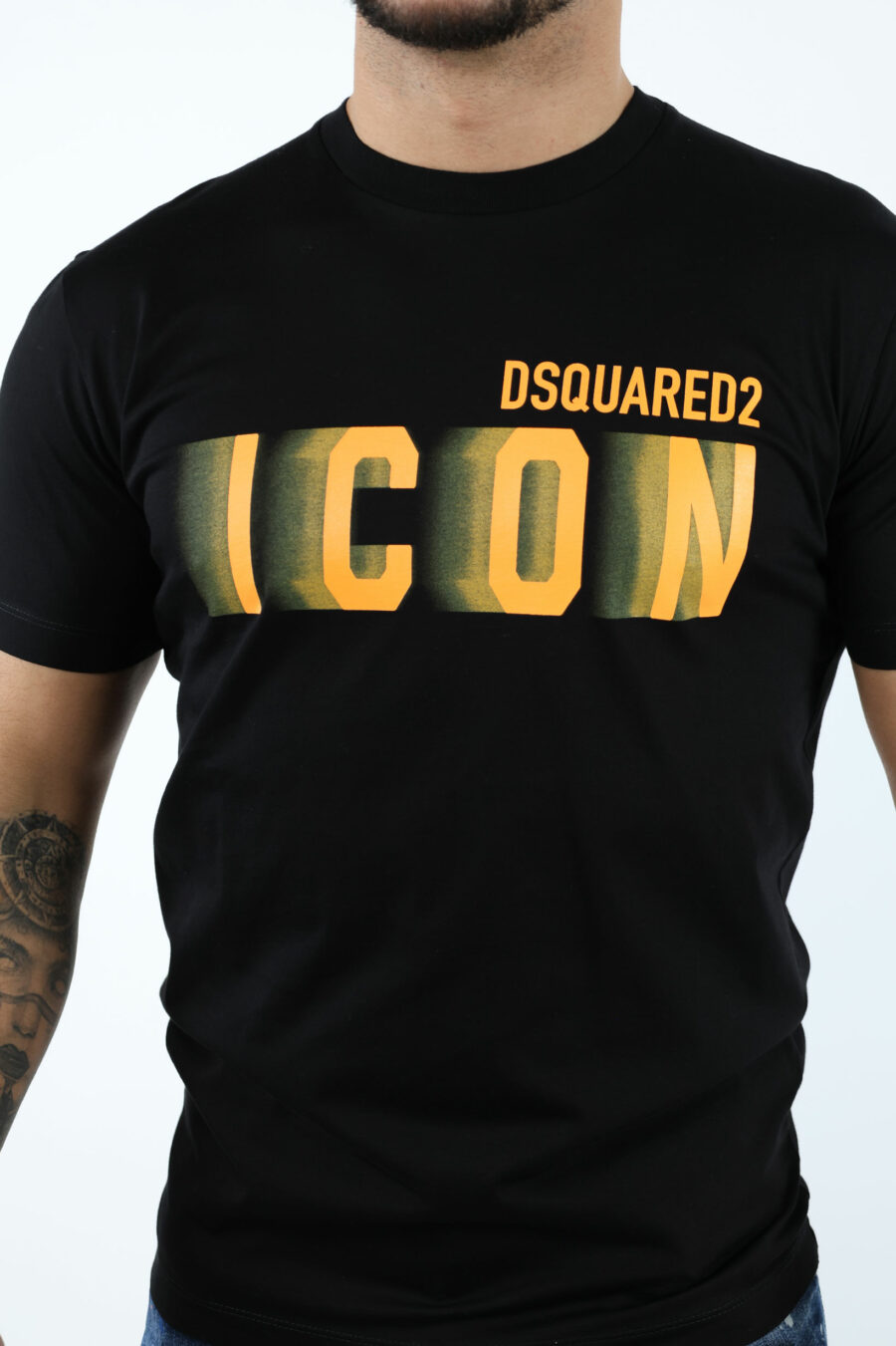Schwarzes T-Shirt mit neonorangem, verschwommenem "Icon"-Maxilogo - 106905