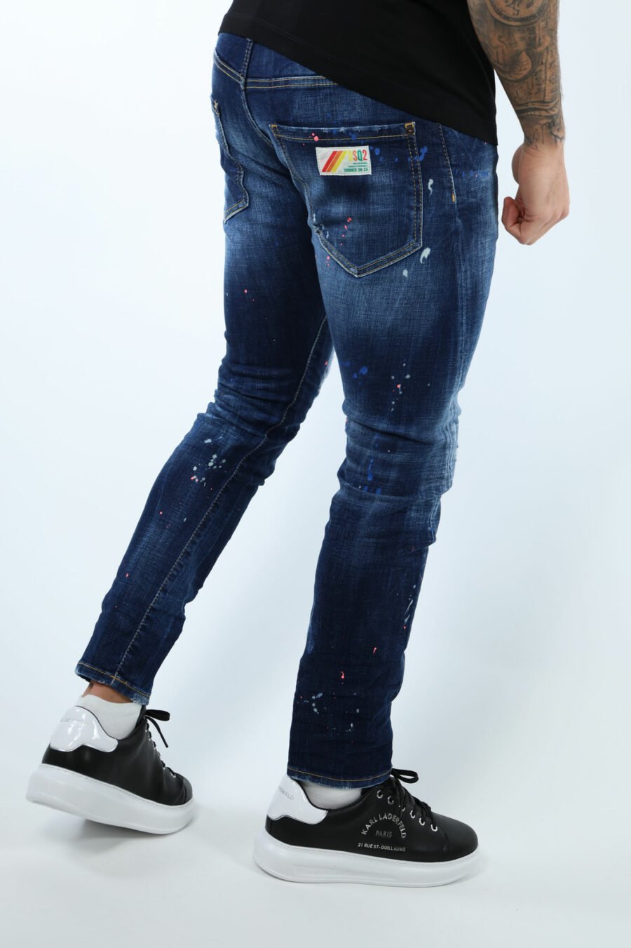 Jean bleu "sexy twist jean" porté avec de la peinture orange - 106915