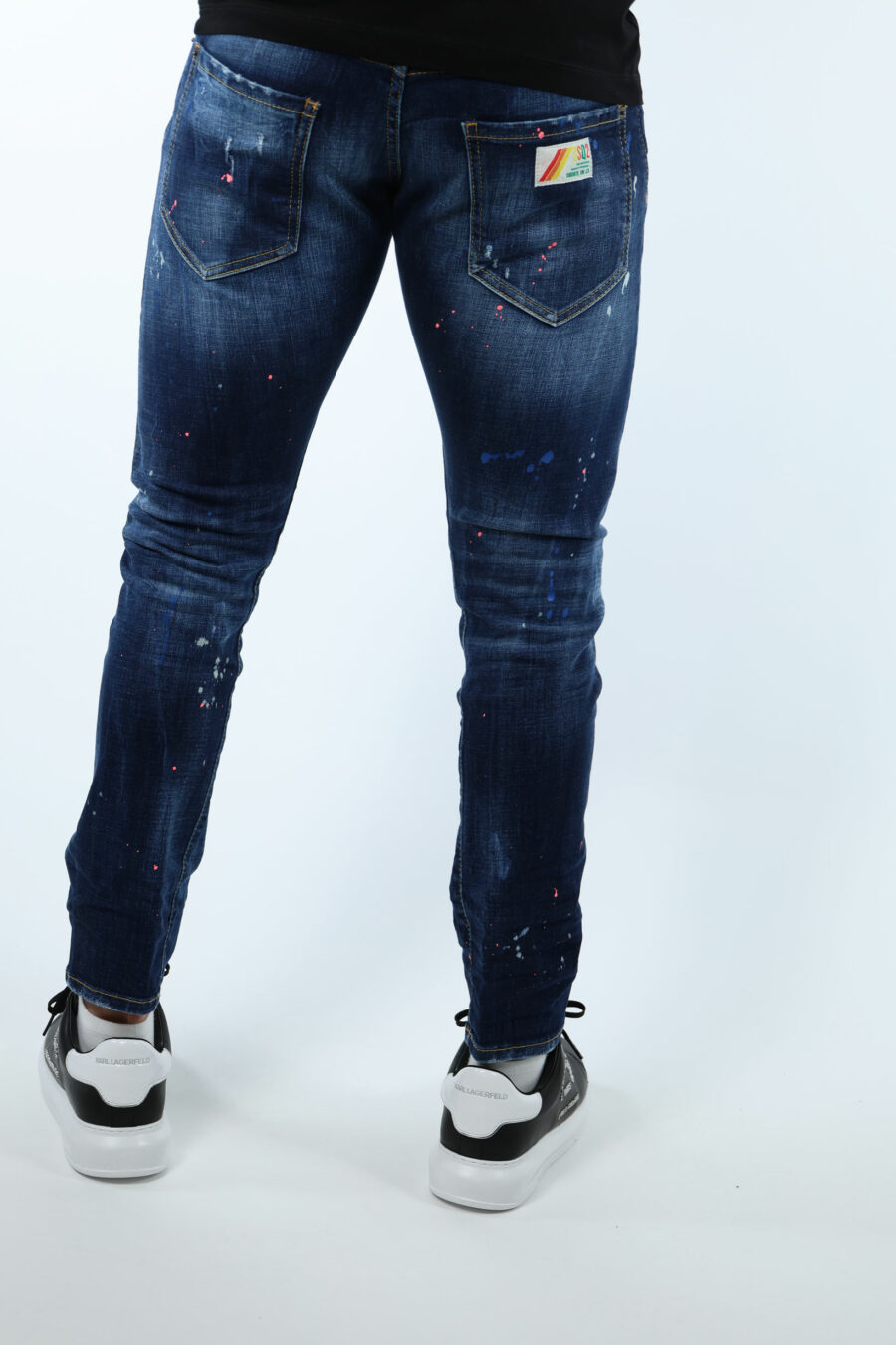 Jean bleu "sexy twist jean" porté avec de la peinture orange - 106918