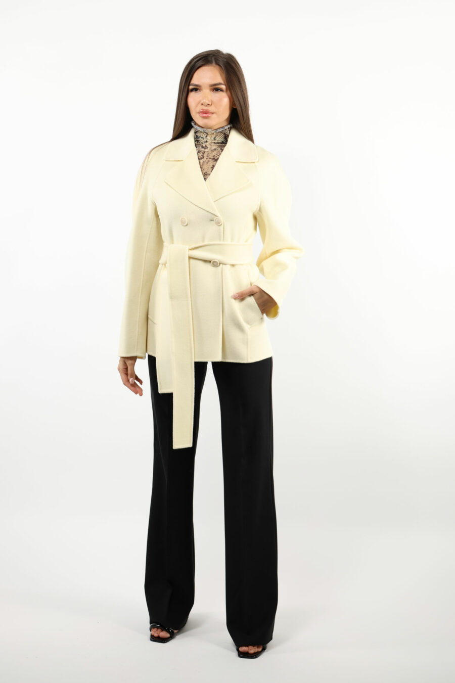 Manteau court de couleur vanille avec ceinture - 109298