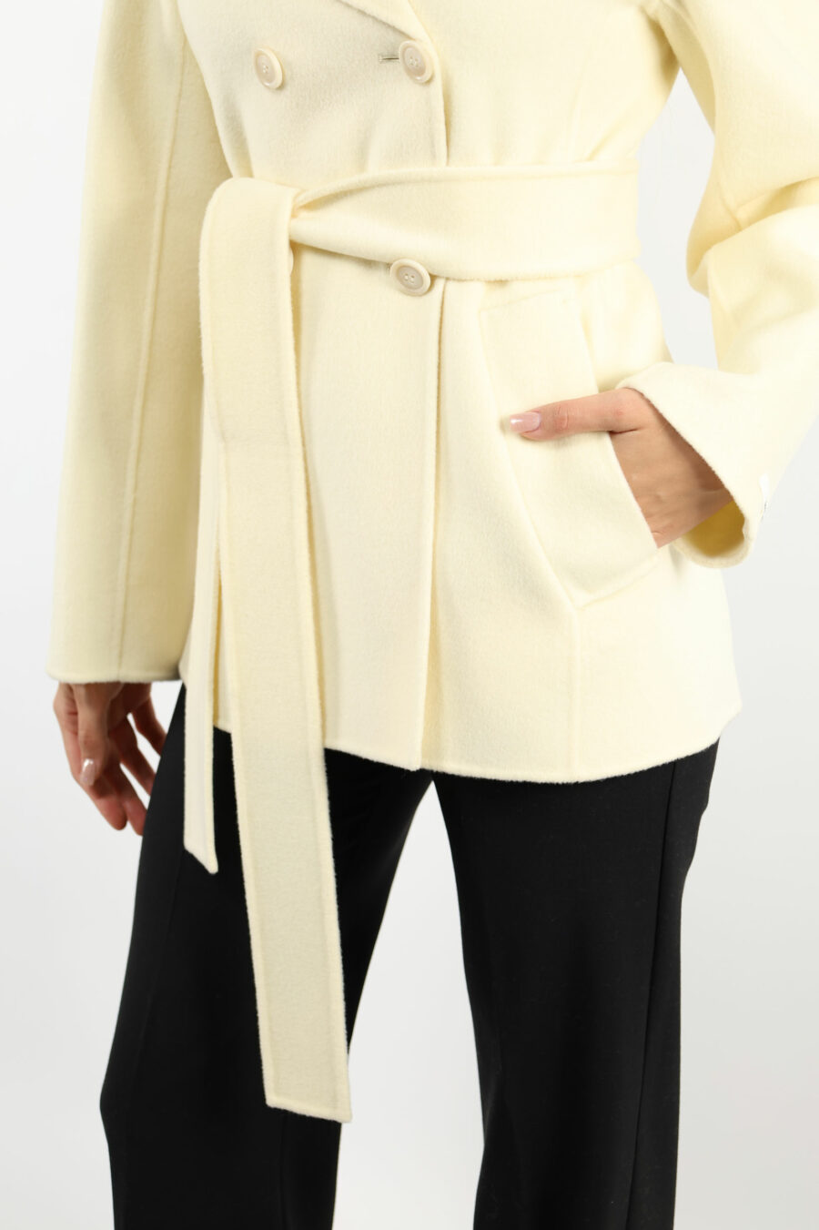 Manteau court de couleur vanille avec ceinture - 109299