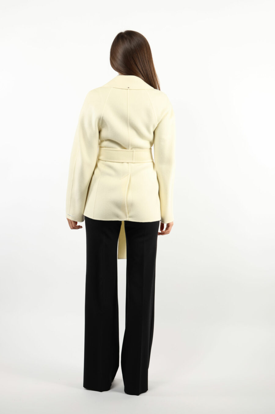Manteau court de couleur vanille avec ceinture - 109300