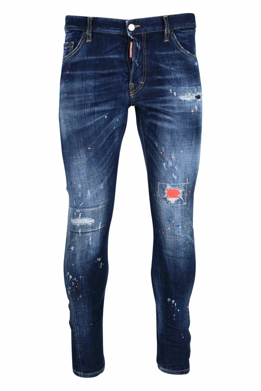 Jean bleu "sexy twist jean" porté avec de la peinture orange - 8054148308292 à l'échelle