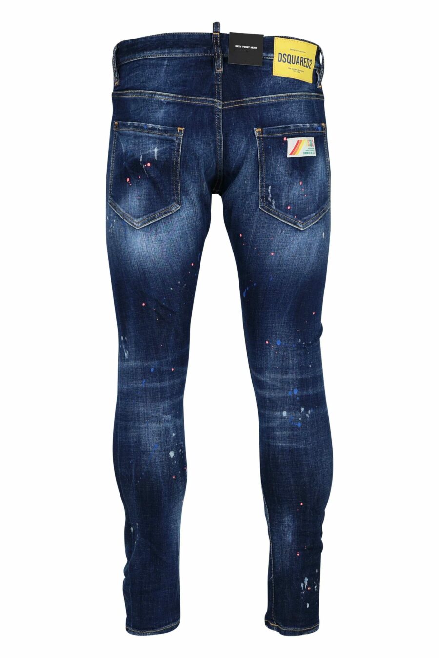 Jean bleu "sexy twist jean" porté avec de la peinture orange - 8054148308292 2 à l'échelle