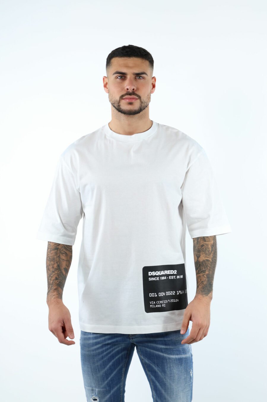 Weißes Oversize-T-Shirt mit Kreditkartenlogo darunter - 106615