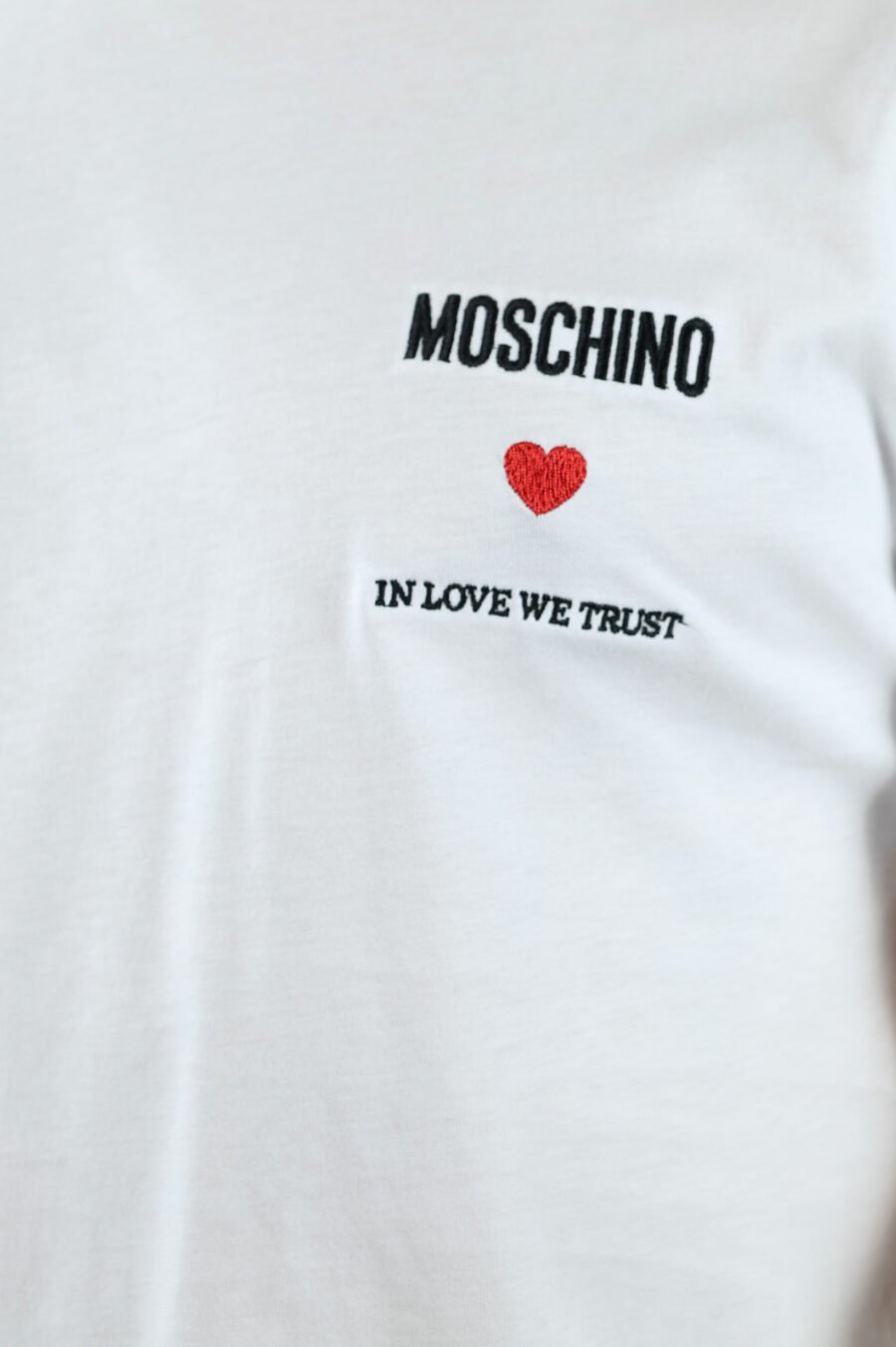 Weißes T-Shirt mit Minilogo "in love we trust" - 106644