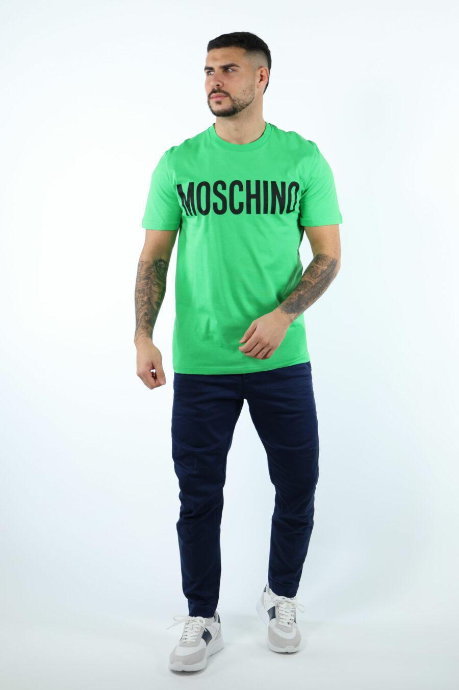 Camiseta verde claro de algodón orgánico con maxilogo negro clásico - 106714