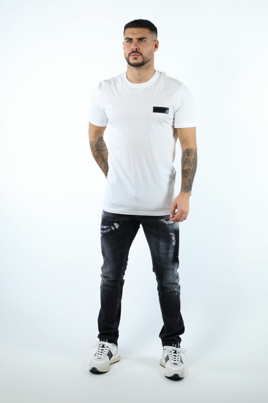 White T-shirt with black mini-logo label - 106757