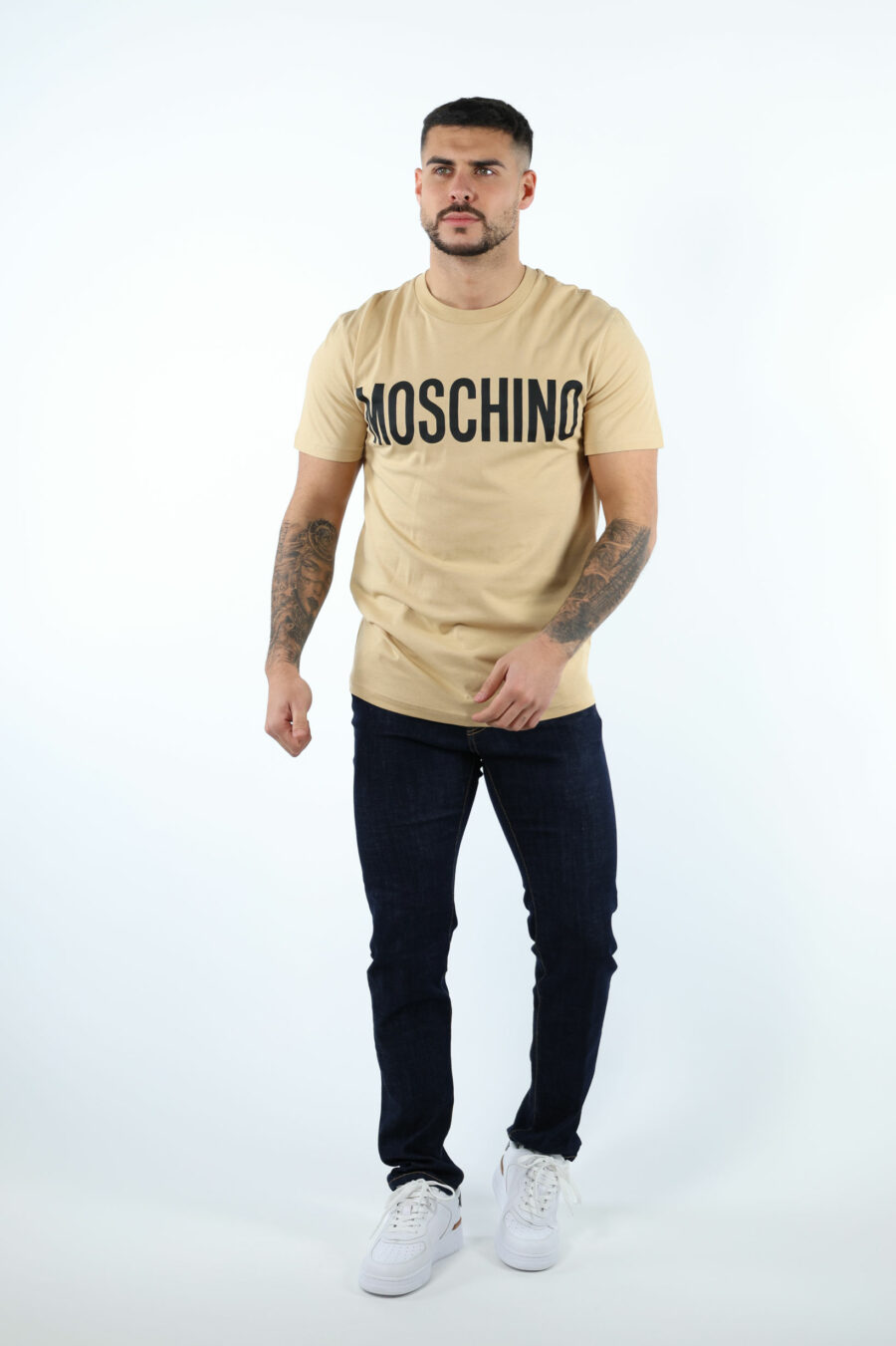 T-shirt en coton bio beige avec maxilogue noir classique - 106803