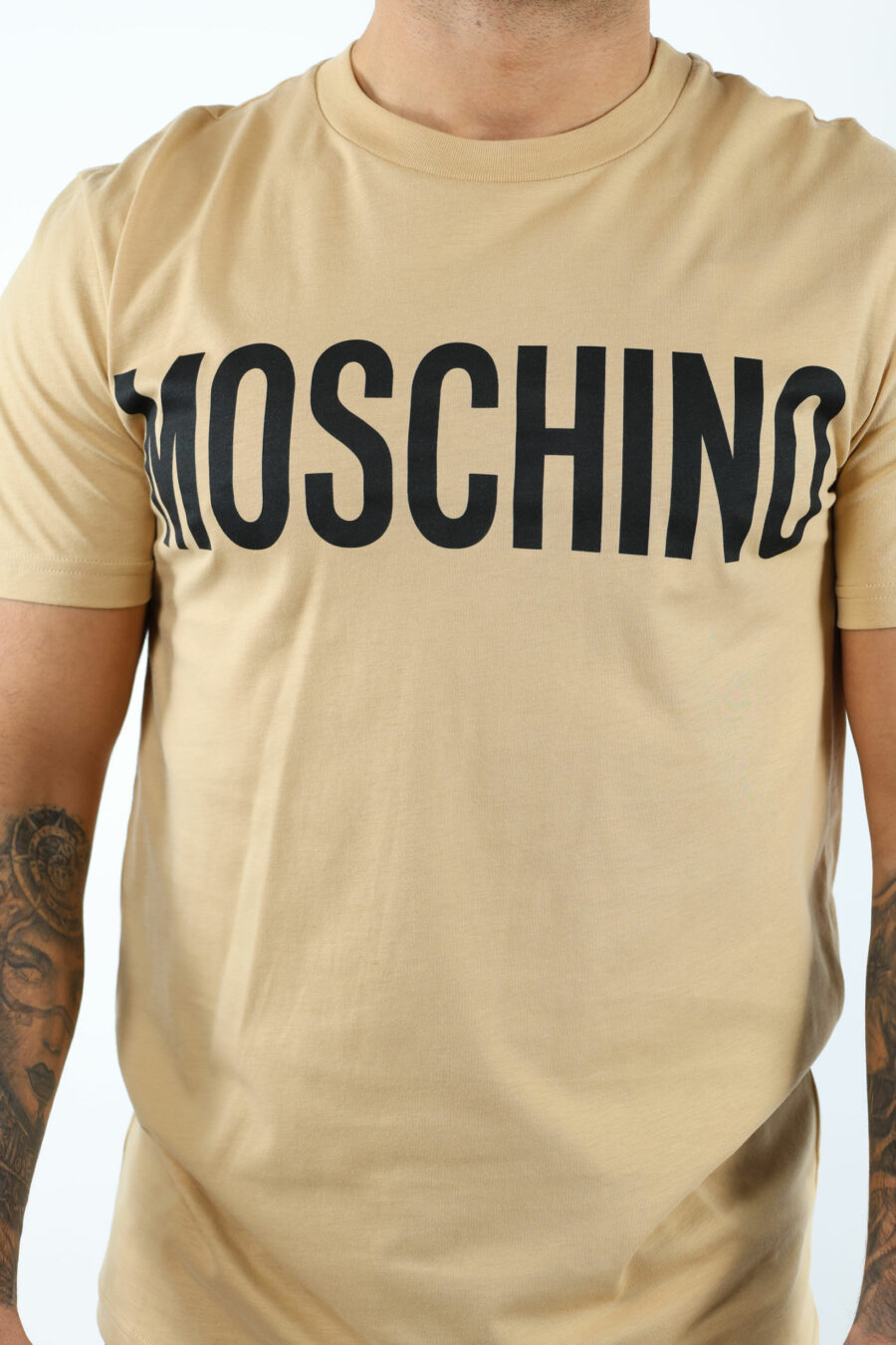 T-shirt en coton biologique beige avec maxilogue noir classique - 106805