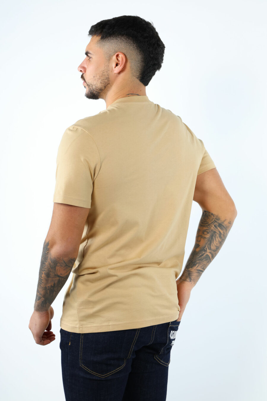 T-shirt en coton biologique beige avec maxilogue noir classique - 106806