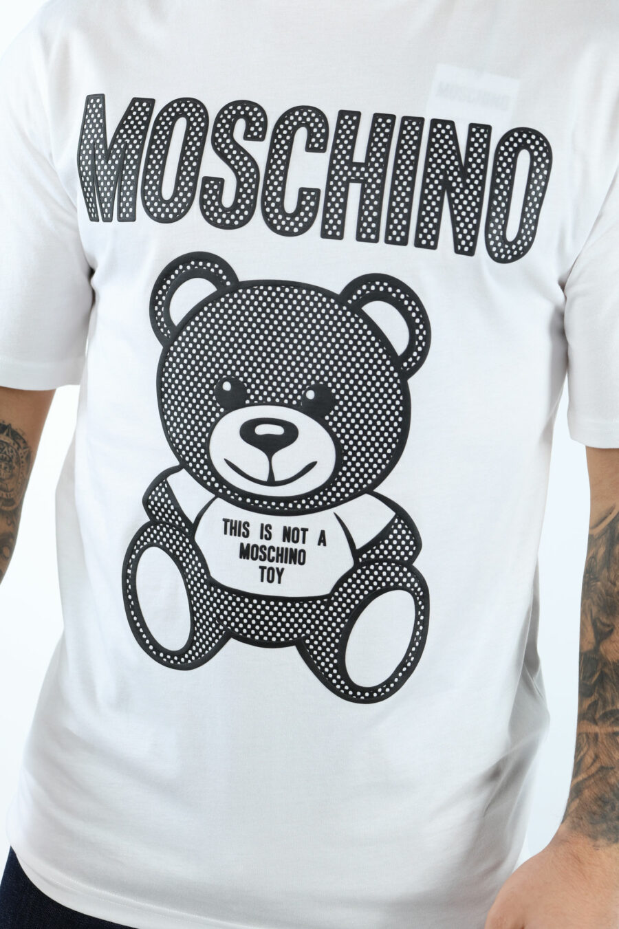 Camiseta blanca con maxilogo oso en puntos monocromático - 106820