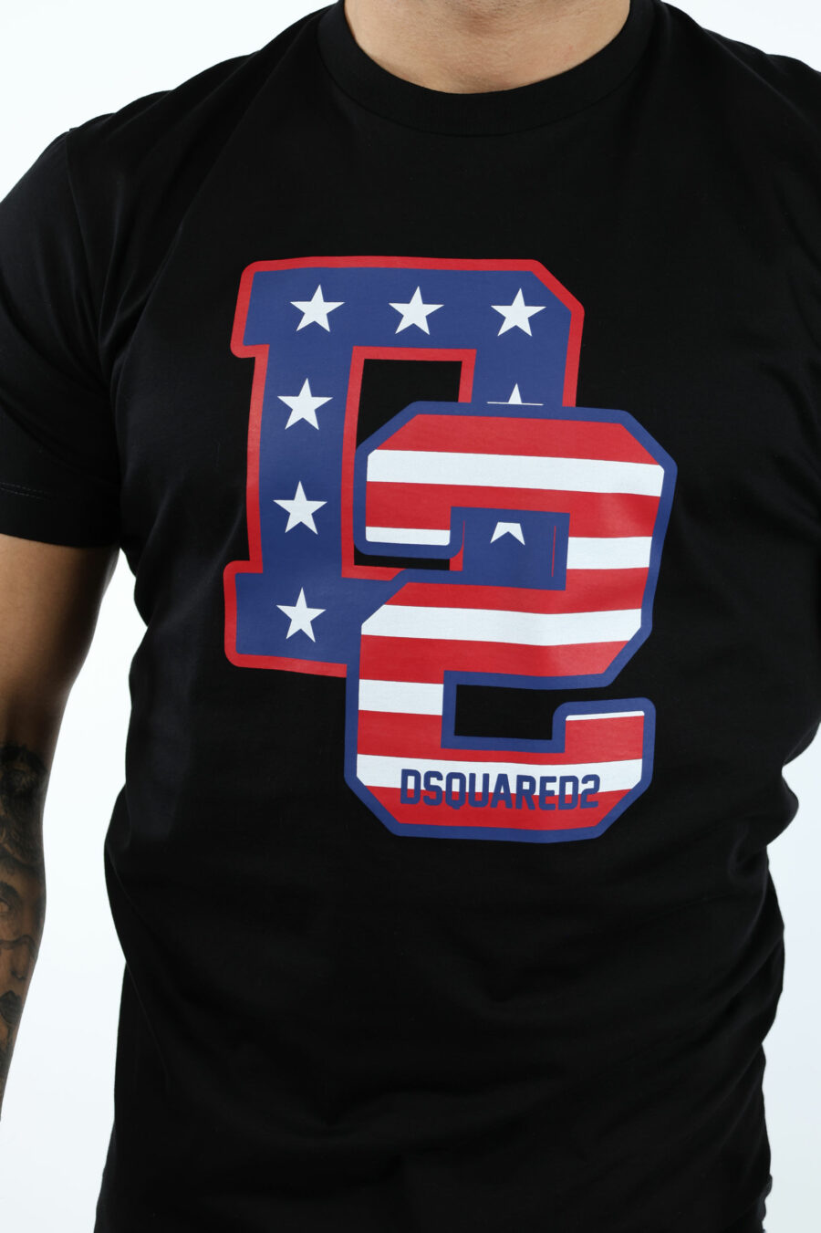 T-shirt preta com maxilogo da bandeira "D2" - 106853