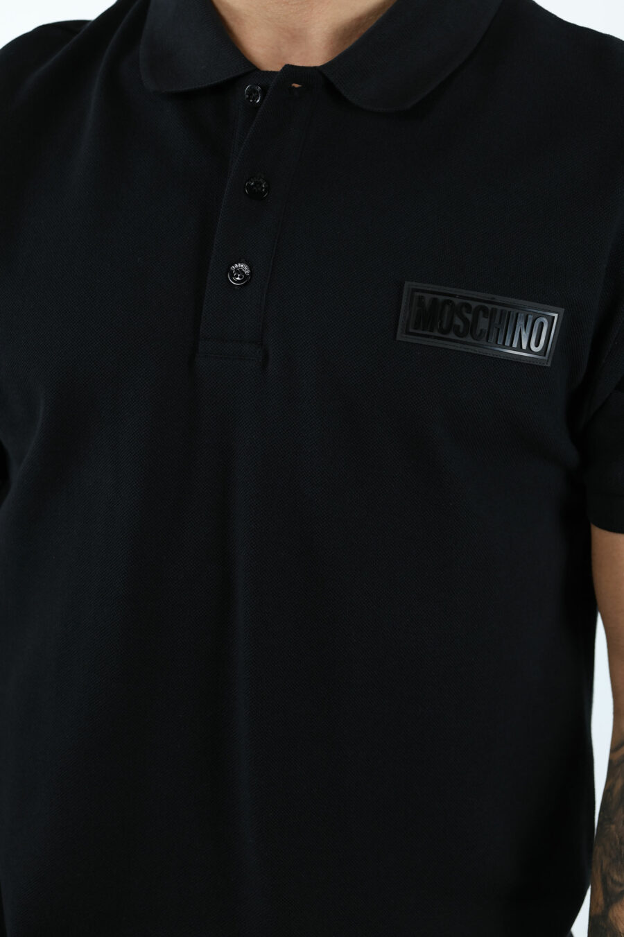 Schwarzes Poloshirt mit weißem Mini-Logo-Etikett - 106966 1