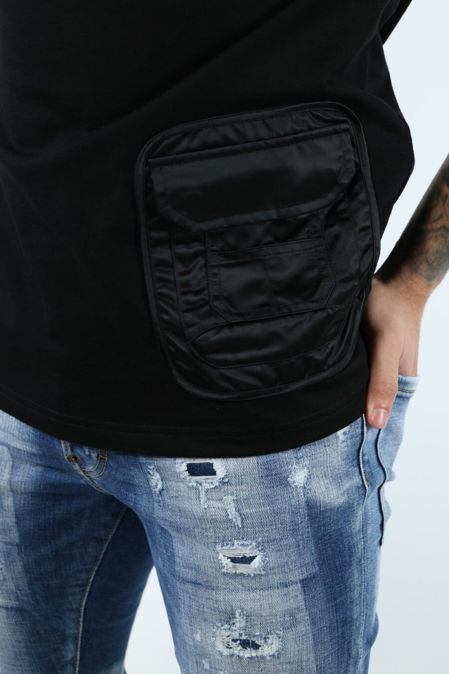 T-shirt preta mista com bolso e etiqueta com logótipo monocromático - 107025
