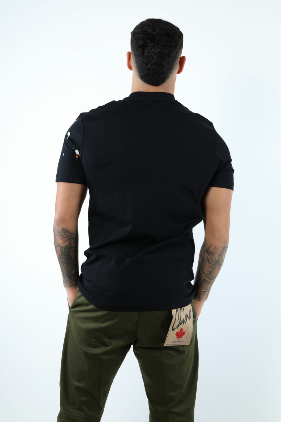 Camiseta negra con maxilogo "couture milano" con "splash" multicolor - 107054