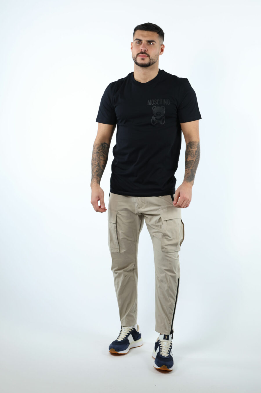 T-shirt preta com mini-logotipo de urso pontilhado monocromático - 107087