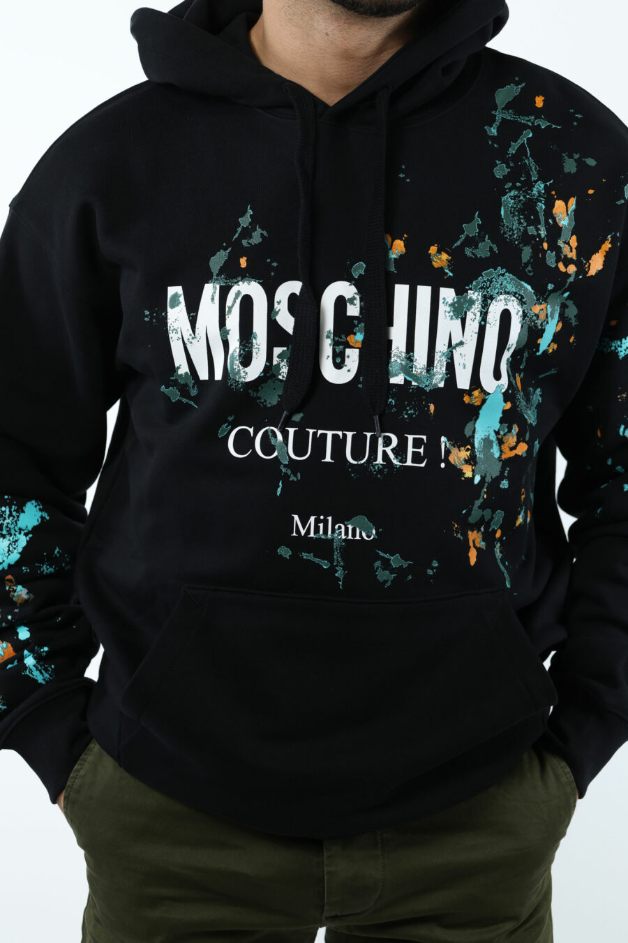Sudadera negra con capucha y maxilogo "couture milano" con "splash" multicolor - 107110
