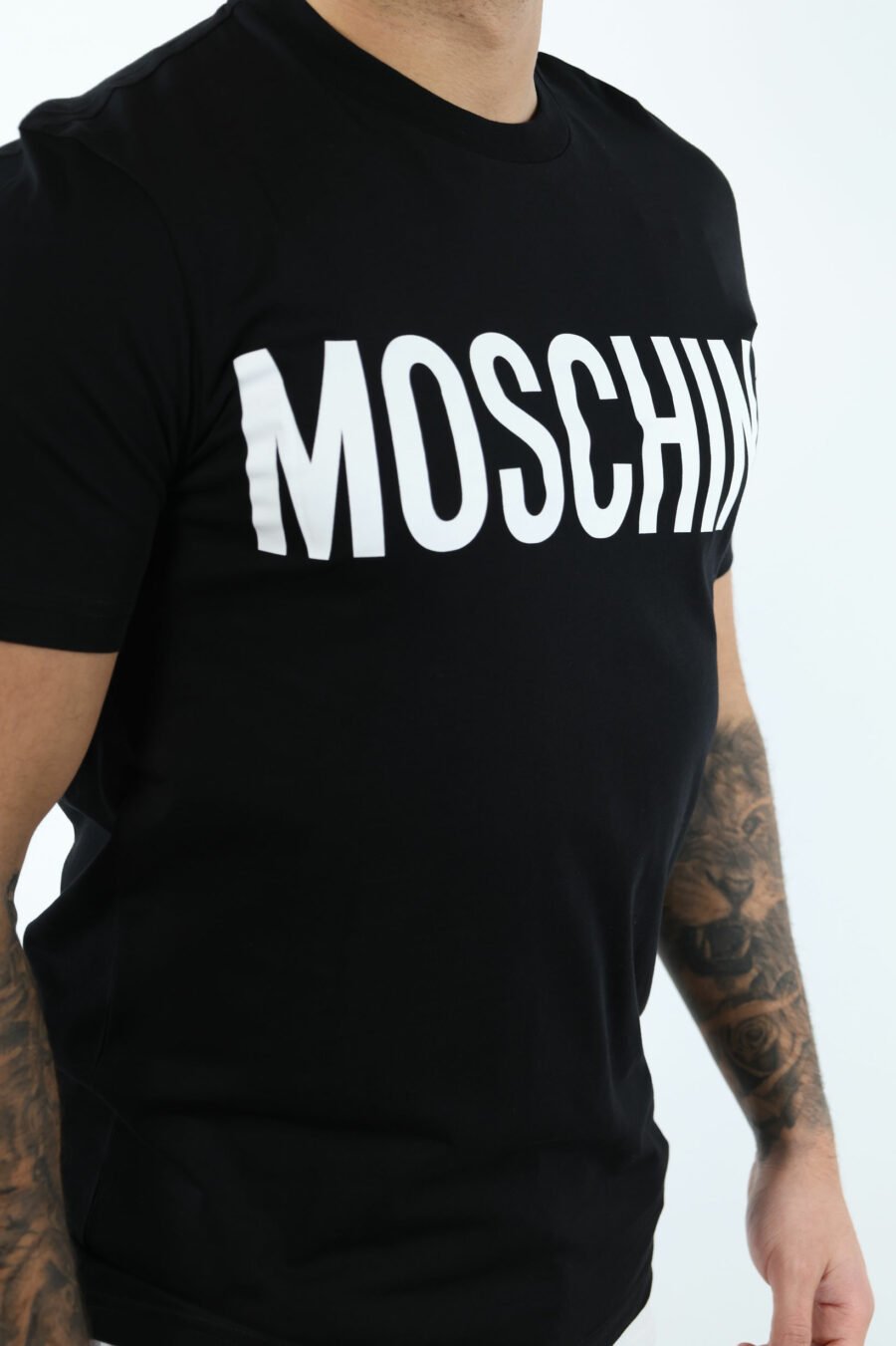 Camiseta negra de algodón orgánico con maxilogo negro clásico - 107195