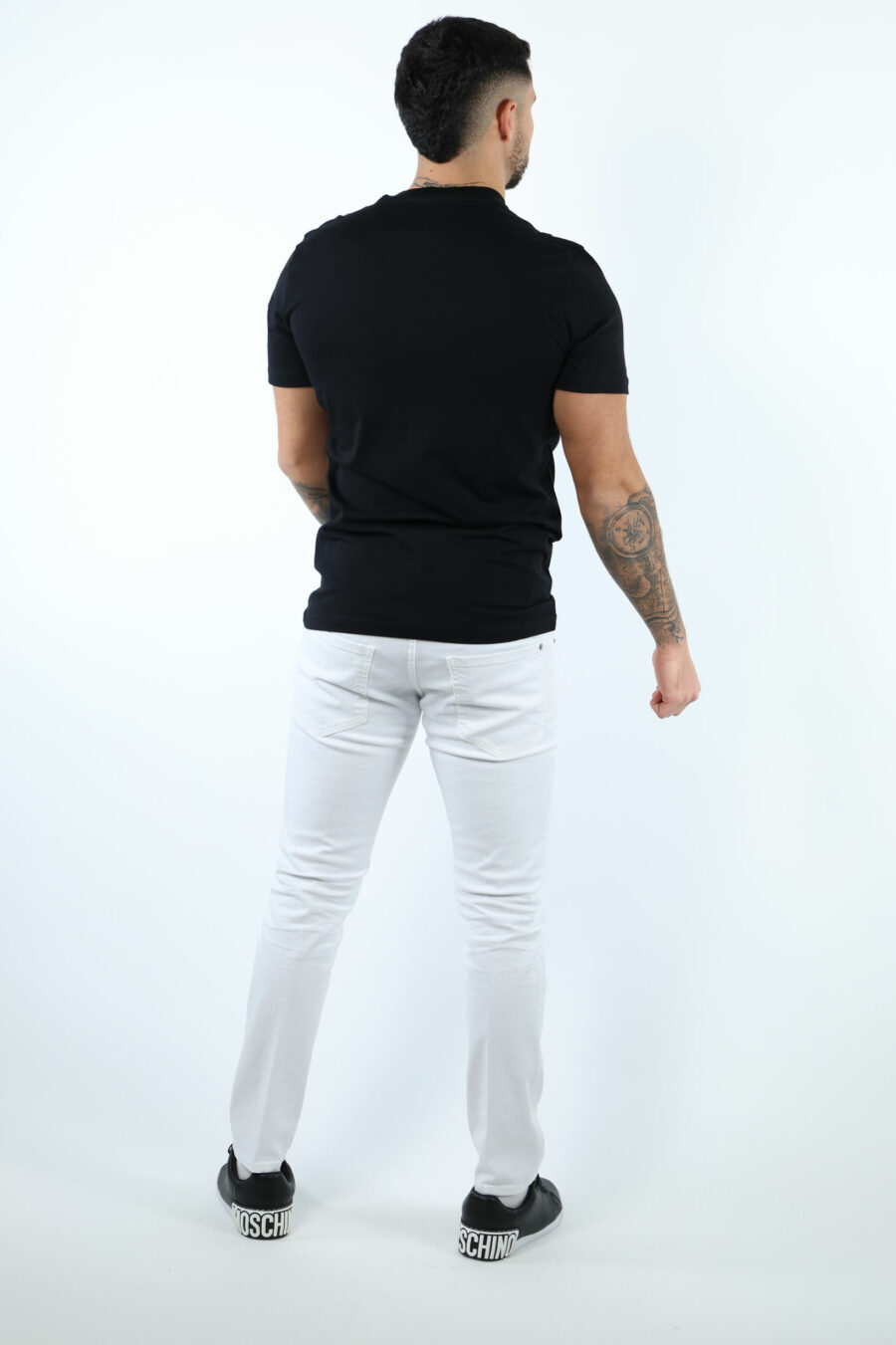 Camiseta negra de algodón orgánico con maxilogo negro clásico - 107197