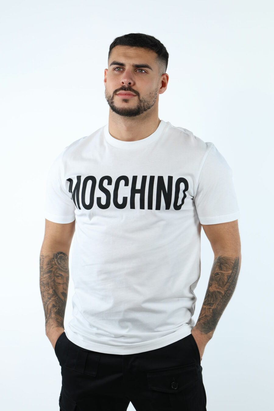 Weißes T-Shirt aus Bio-Baumwolle mit klassischem schwarzem Maxilogo - 107223