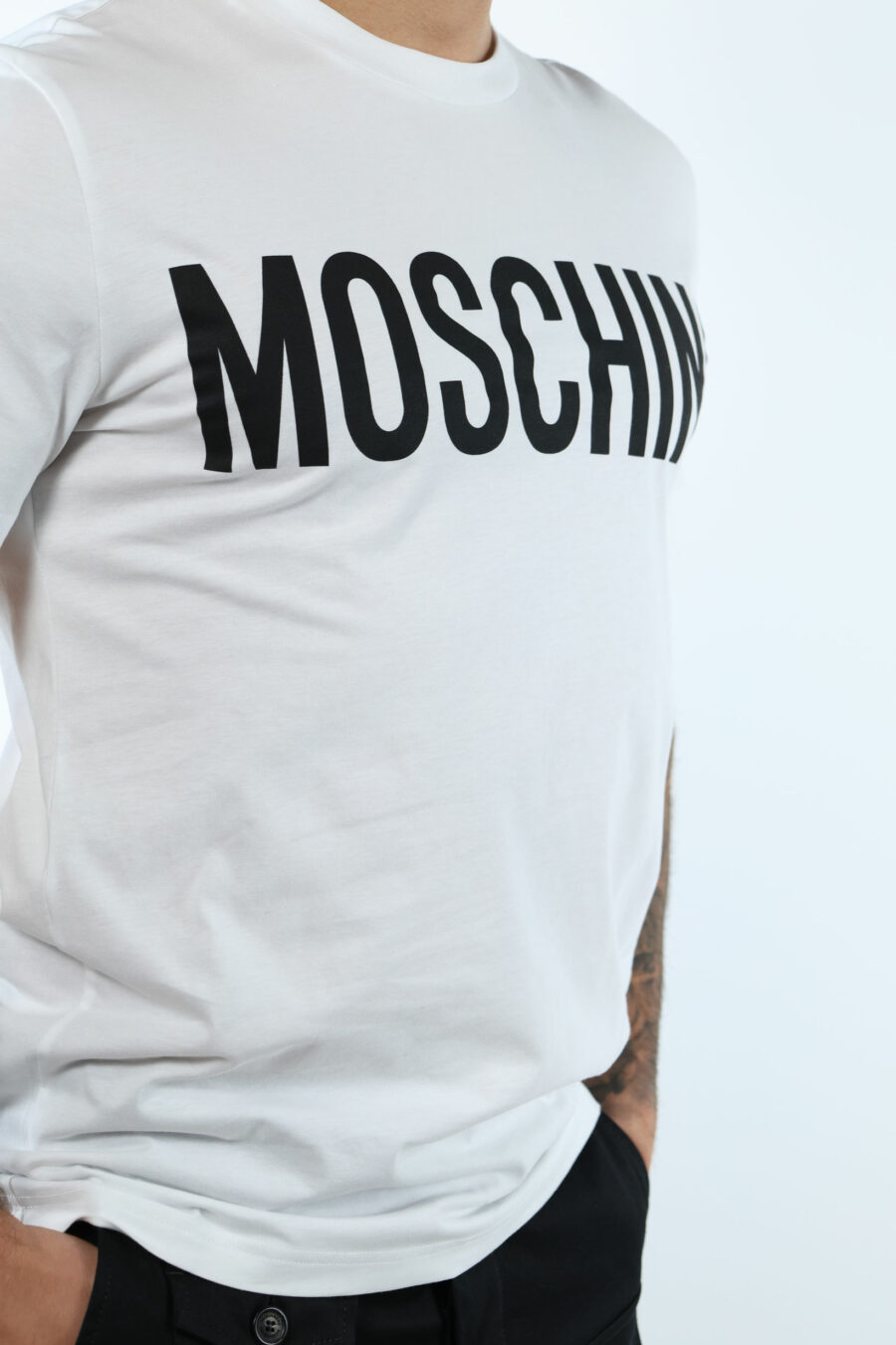 Weißes T-Shirt aus Bio-Baumwolle mit klassischem schwarzem Maxilogo - 107224