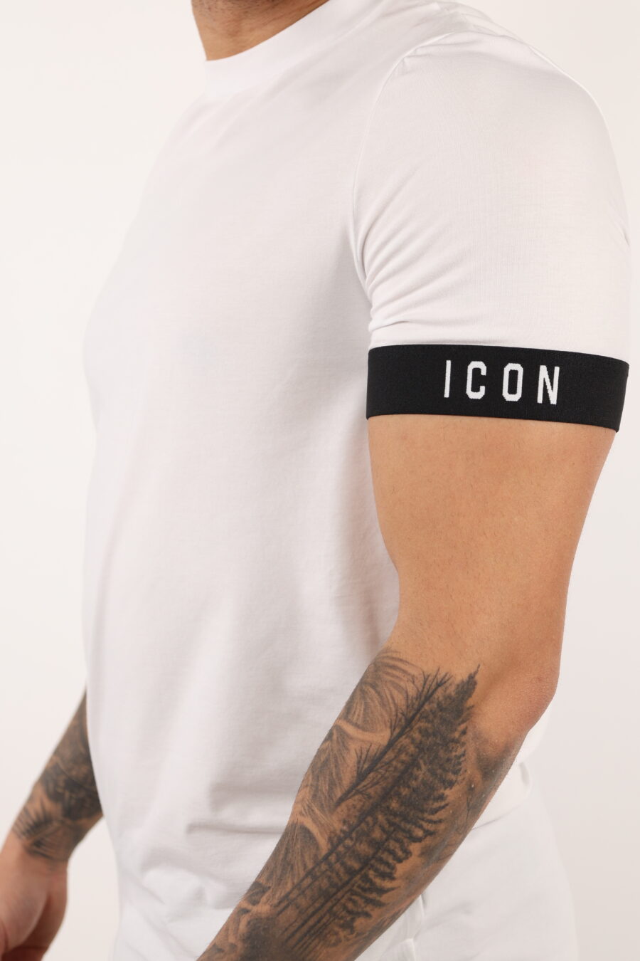 Camiseta blanca con logo negro - 109170