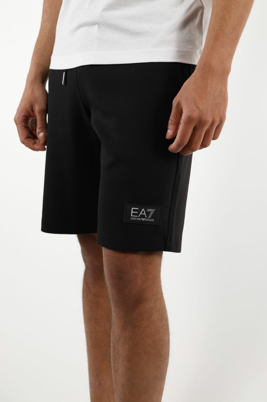 Trainingshose schwarze Shorts mit weißem "lux identity" Minilogo auf schwarzer Platte - 110859